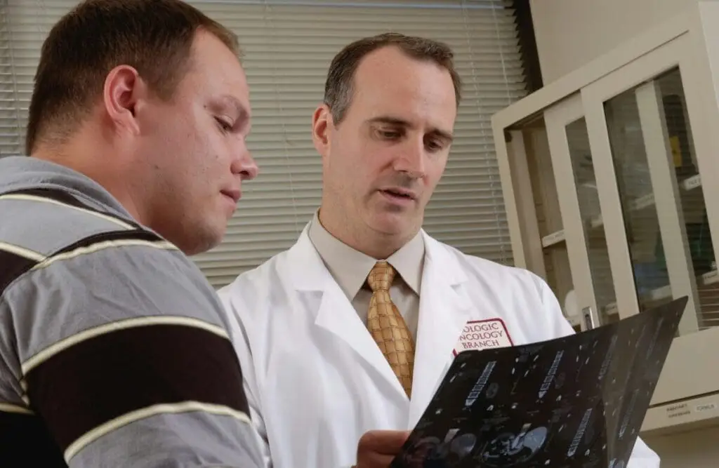 Image: Doctor with patient